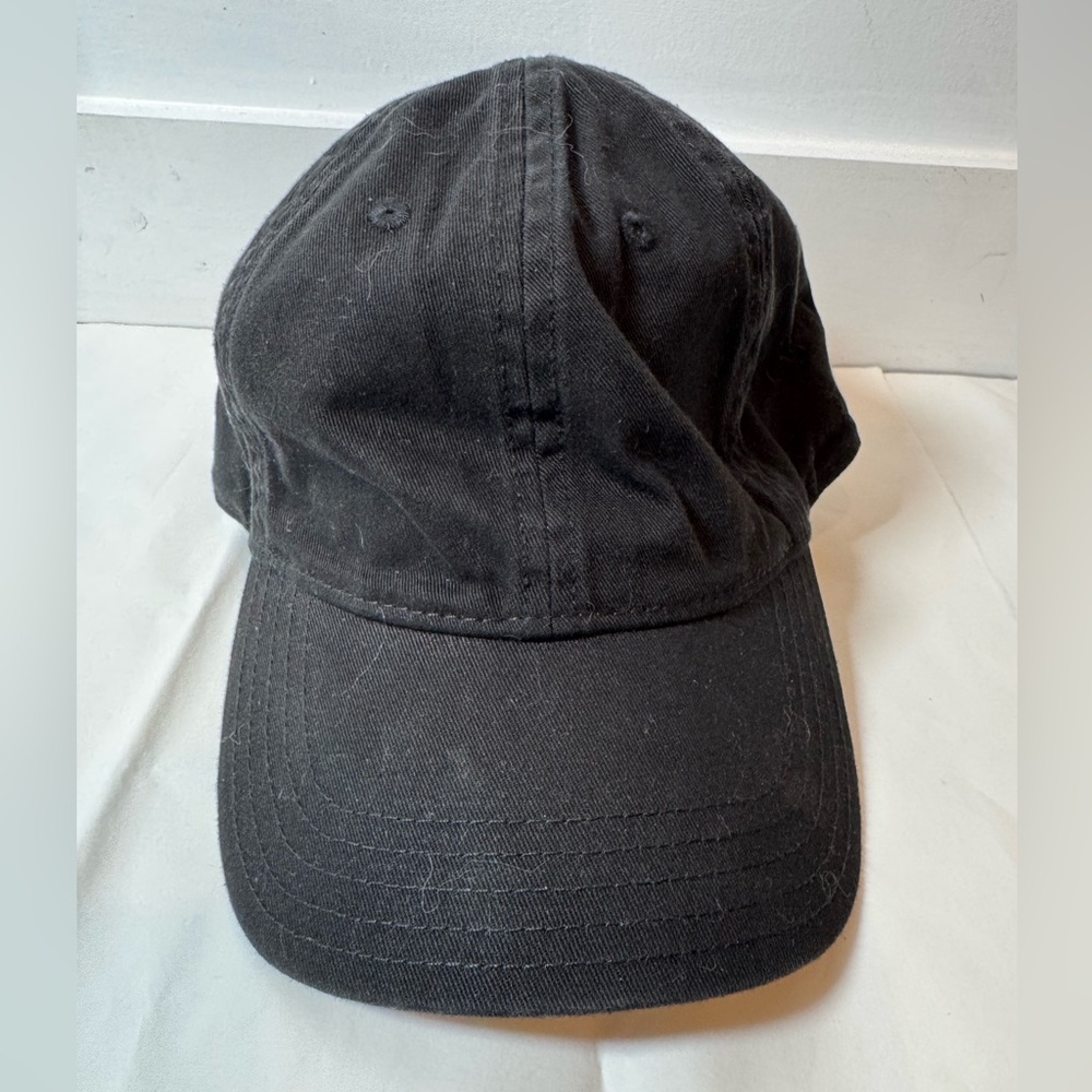 Madewell faded black baseball cap w/ leather strap

Like new, worn once!